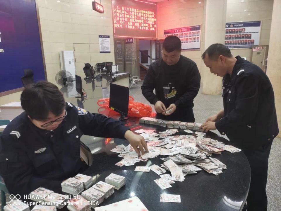每晚固定去宾馆酒店撒涉黄卡片！男子被民警抓获时还有5千余张(图1)