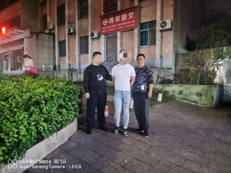 每晚固定去宾馆酒店撒涉黄卡片！男子被民警抓获时还有5千余张(图2)