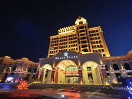 酒店服务员捡到客人遗落的十万现金立即归还店长：表扬并奖励(图1)