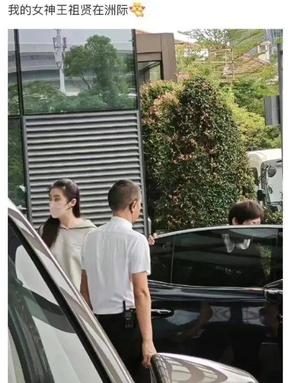 雷火竞技app王祖贤神秘酒店现身被偶遇网友：开眼界了57岁可以长这样？(图2)
