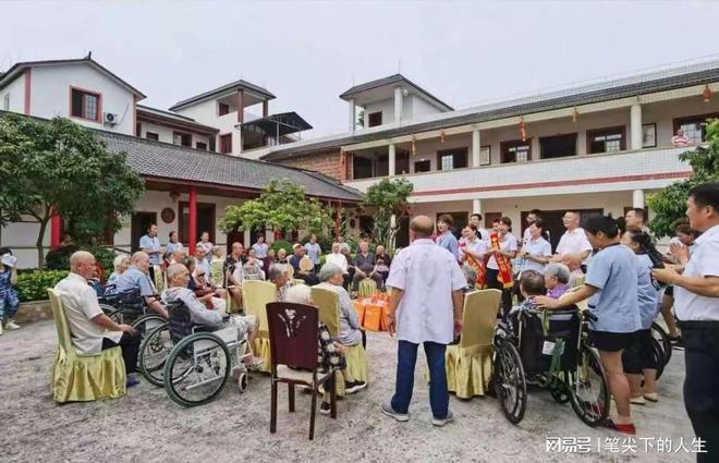 网传雷火竞技高档养老院一个月费用高达好几万网友：以后养老院都住不起(图2)