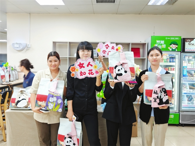 三亚海棠雷火竞技平台湾万达嘉华度假酒店庆祝国际妇女节传递温馨与关怀(图3)